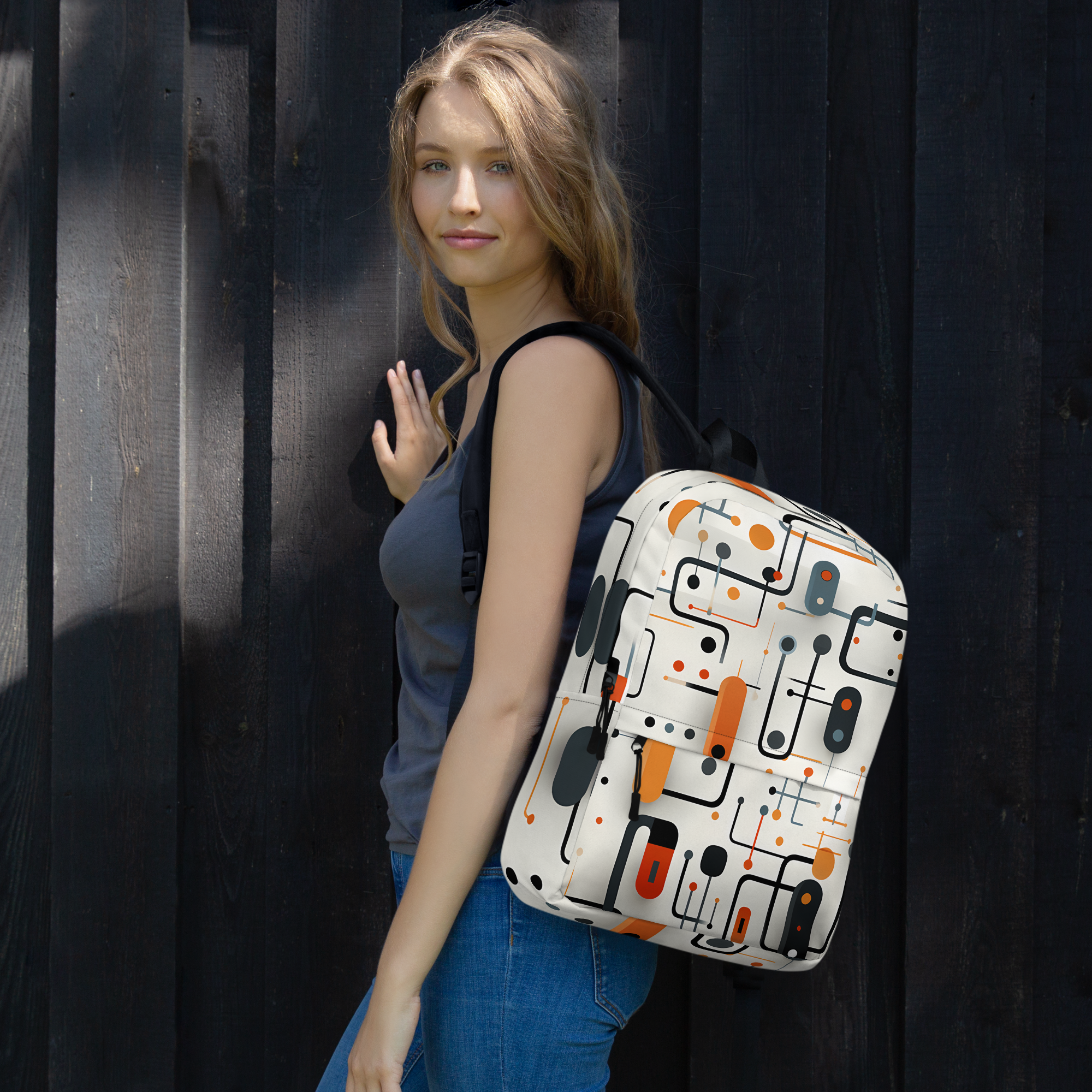 Femme portant un sac à dos Ink Tote Art, tournée de trois quarts vers l'objectif.