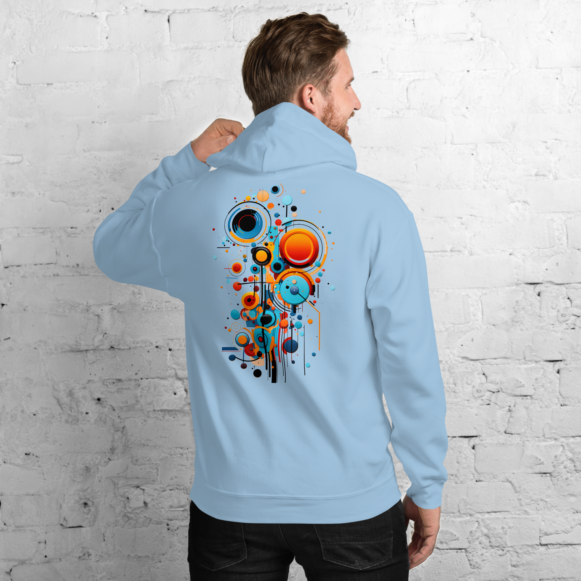 Homme de dos portant un sweat à capuche bleu clair avec un design de Ink Tote Art.