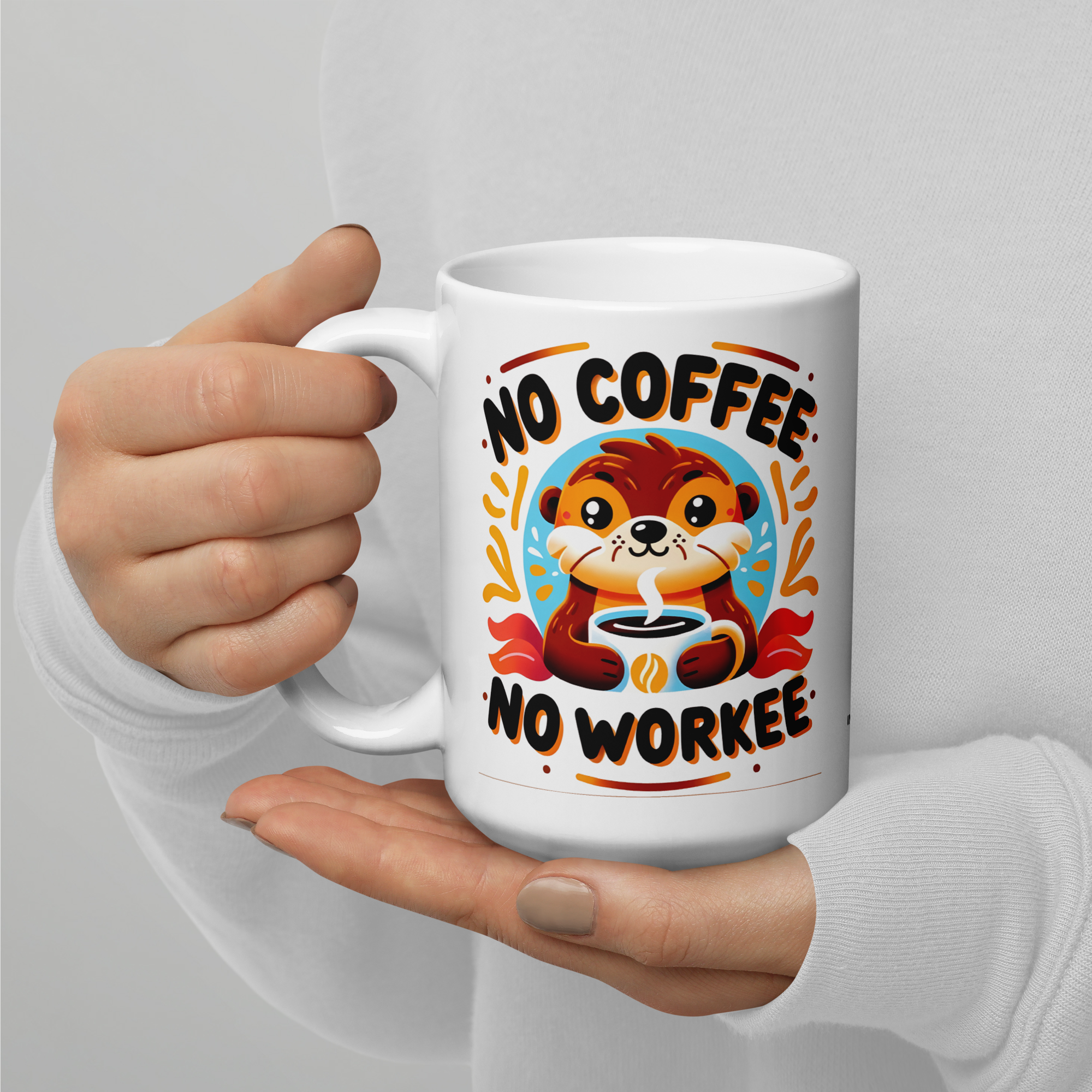 Mug Ink Tote Art tenu dans une main, l'autre main sur la poignée.